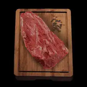 Corte de tapapecho de 1 kg en tabla de madera para asar o cocinar.
